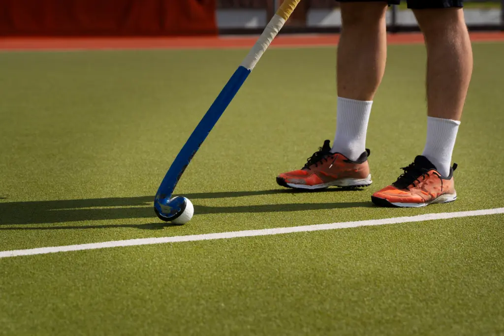 Spieler des GVO Oldenburg Hockey im Feldhockey-Match – erfolgreiche Offensivaktion